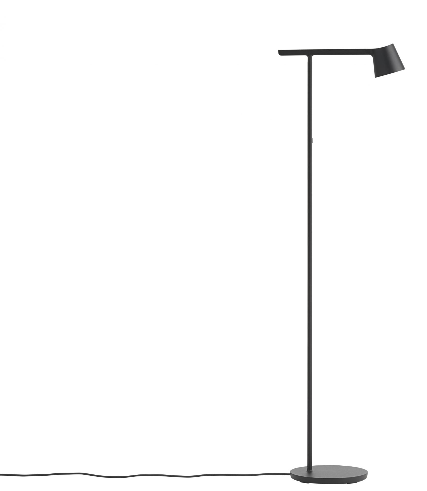 Schlichte, schwarze Tip Floor Lamp Stehleuchte von Muuto mit rundem Fuß und verstellbarem Leuchtenkopf.